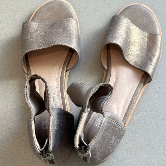 Eileen Fisher Metallic Taupe Leather Elastic Mesh Open-Toe Flat Sandals Size 8.5 - Picture 6 of 7